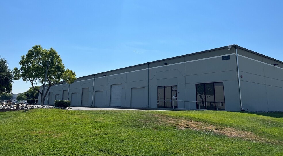 8401 Rovana Cir, Sacramento, CA for lease - Building Photo - Image 2 of 13