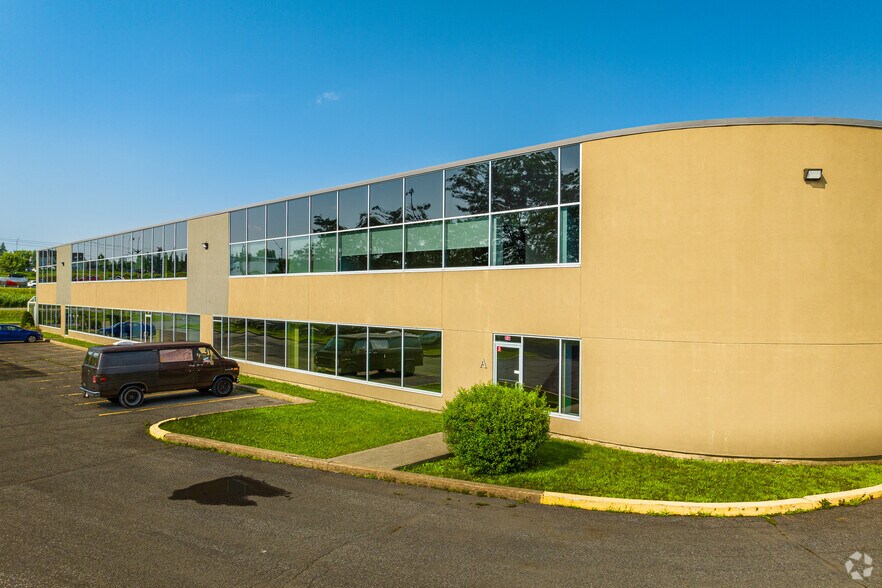 2101 Rue Nobel, Ste-Julie, QC à louer - Photo du bâtiment - Image 2 de 7