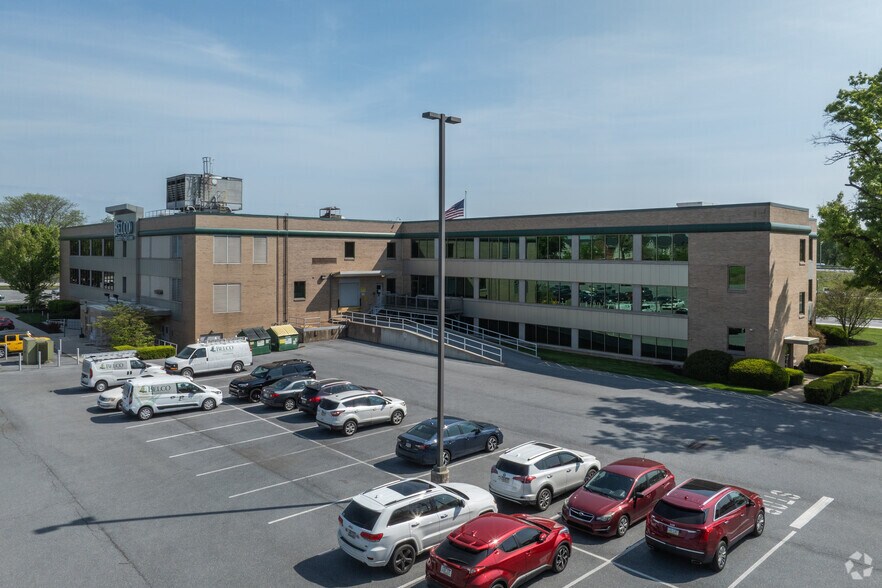 449 Eisenhower Blvd, Harrisburg, PA à louer - Photo du bâtiment - Image 2 de 4