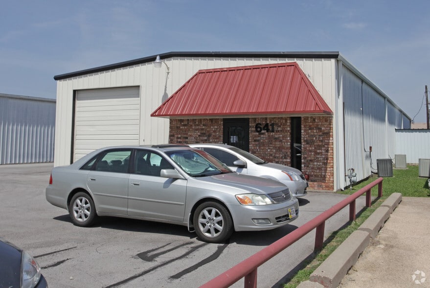 641 Industrial Blvd, Grapevine, TX for lease - Building Photo - Image 2 of 11