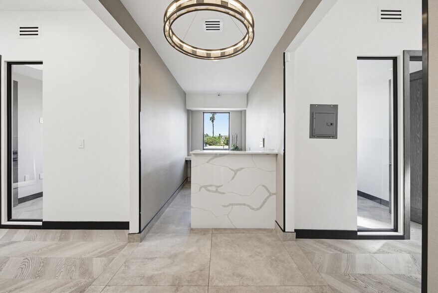 4041 Wilshire Blvd, Los Angeles, CA à louer - Photo du bâtiment - Image 3 de 12