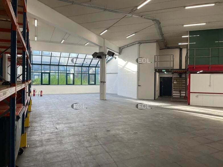 Flex in La Courneuve for lease - Interior Photo - Image 2 of 6