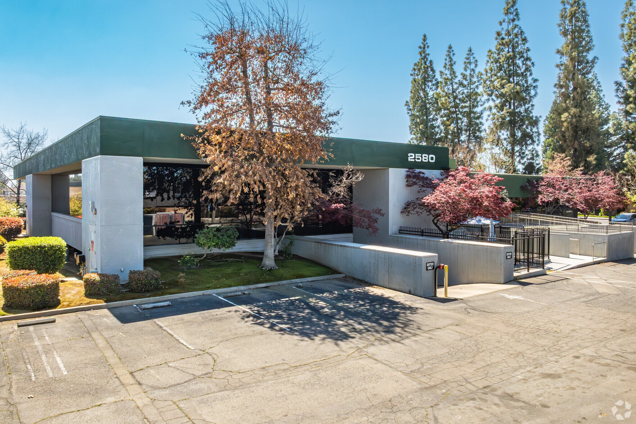 2580 W Shaw Ln, Fresno, CA for lease Primary Photo- Image 1 of 19