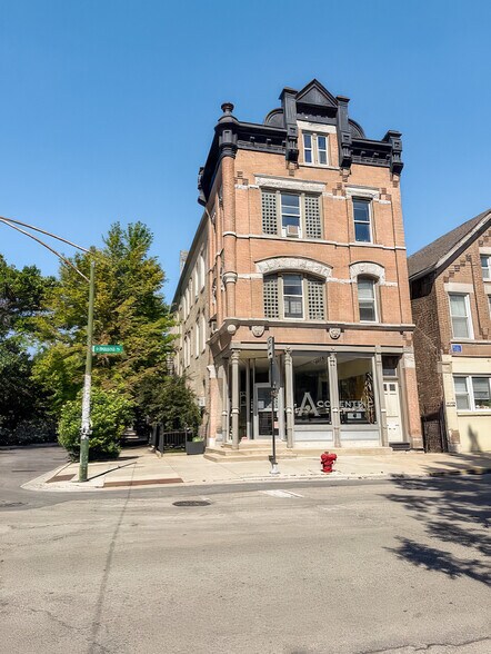 2100 N Hoyne Ave, Chicago, IL à vendre - Photo du bâtiment - Image 2 de 9