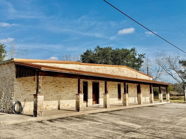 851 County Road 149, Alvin, TX à vendre - Photo principale - Image 1 de 19