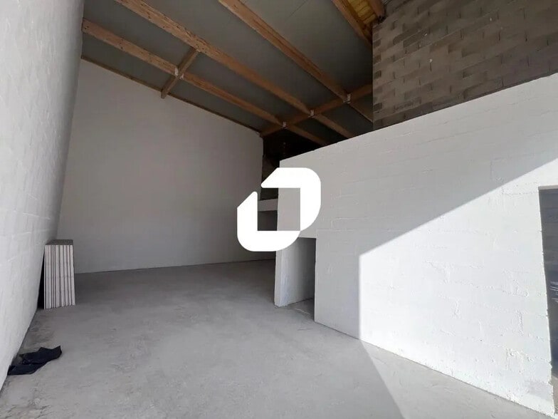 Flex in Collégien for lease - Interior Photo - Image 1 of 2