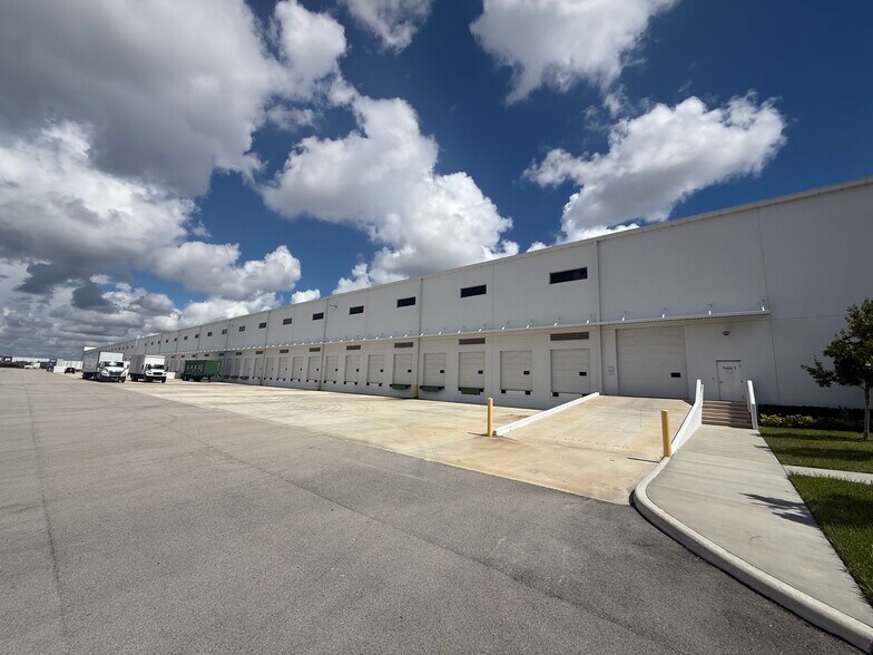 3980 W 104th St, Hialeah, FL à louer - Photo du bâtiment - Image 3 de 6