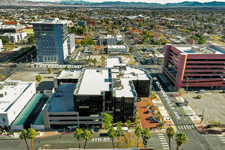 411 E Bonneville Ave, Las Vegas, NV à louer - Photo du bâtiment - Image 3 de 3