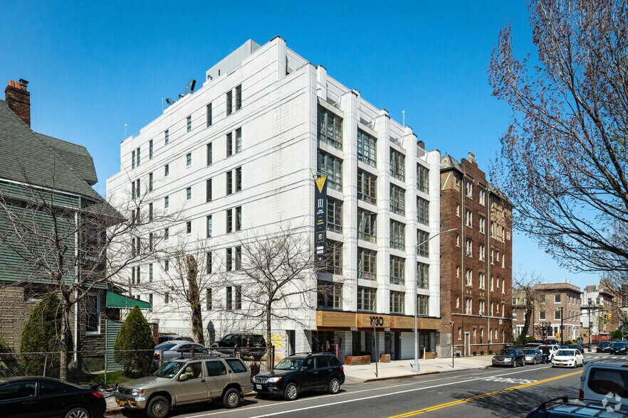 1930 Bedford Ave, Brooklyn, NY à louer - Photo du bâtiment - Image 3 de 18