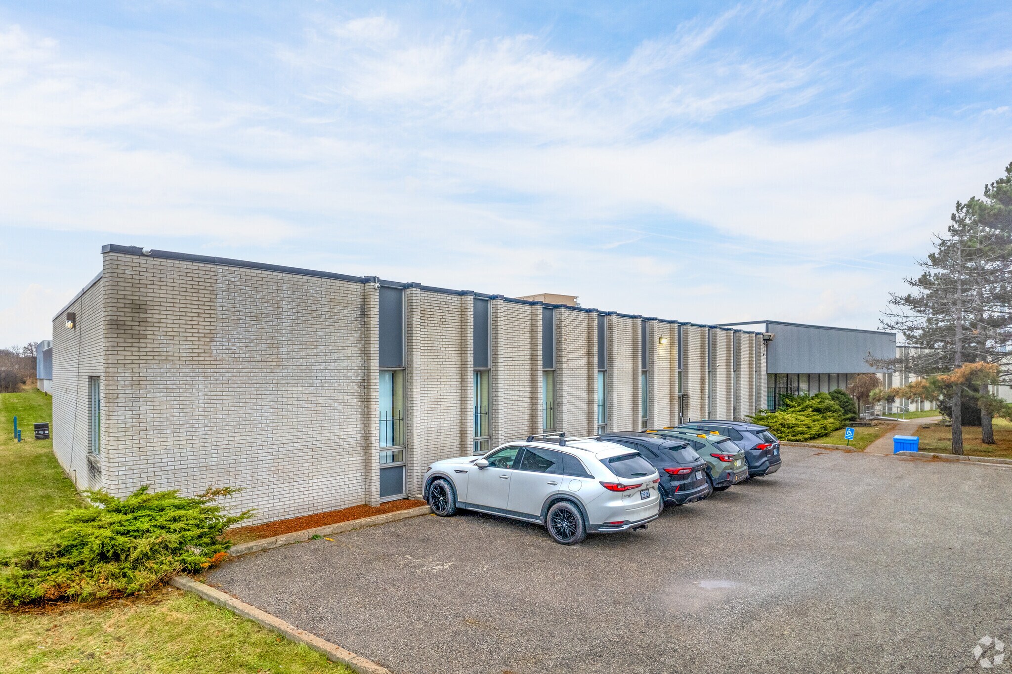 44 Rolark Dr, Toronto, ON à louer Photo du bâtiment- Image 1 de 21