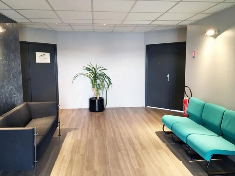 23 Boulevard De L'Oise, Cergy for lease - Lobby - Image 3 of 8