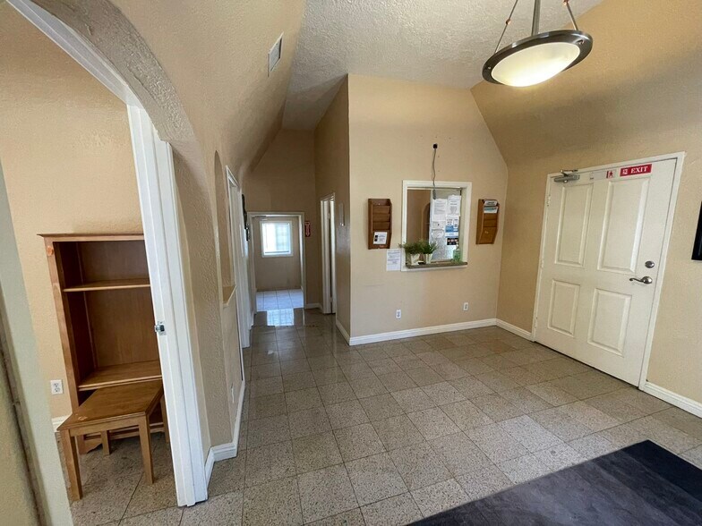 9804 Foothill Blvd, Rancho Cucamonga, CA à louer - Photo du bâtiment - Image 2 de 14