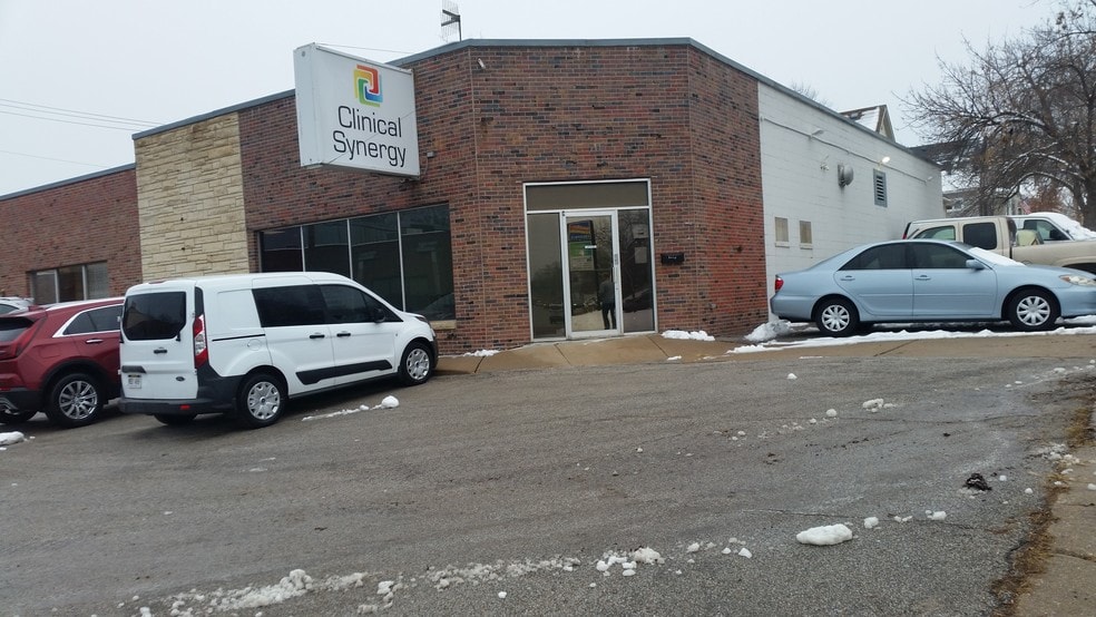 1221-1225 S Saddle Creek Rd, Omaha, NE for lease - Building Photo - Image 2 of 10