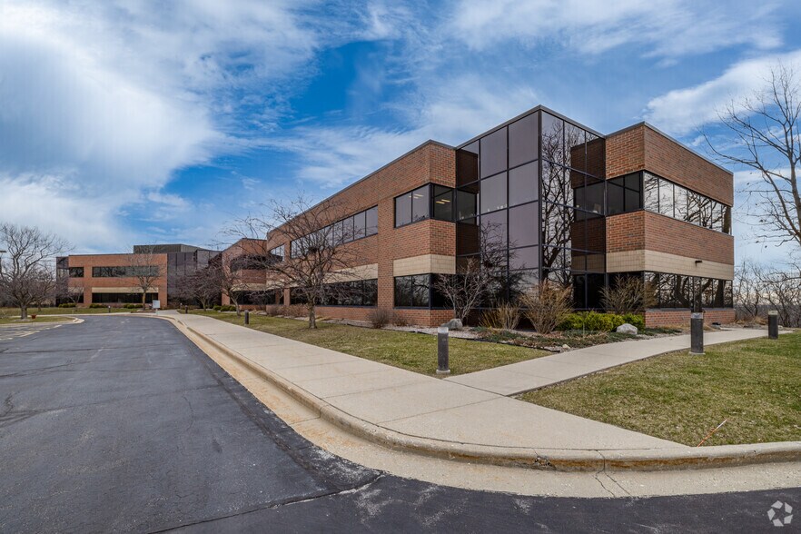 N16 W23233 Stone Ridge Dr, Waukesha, WI for lease - Building Photo - Image 1 of 8