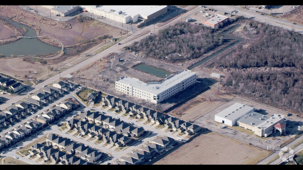 6913 Pavilion Dr, Houston, TX à louer - Vidéo aérienne - Image 2 de 11