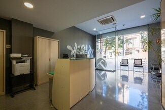 Plus de détails pour Multi-résidentiel à vendre