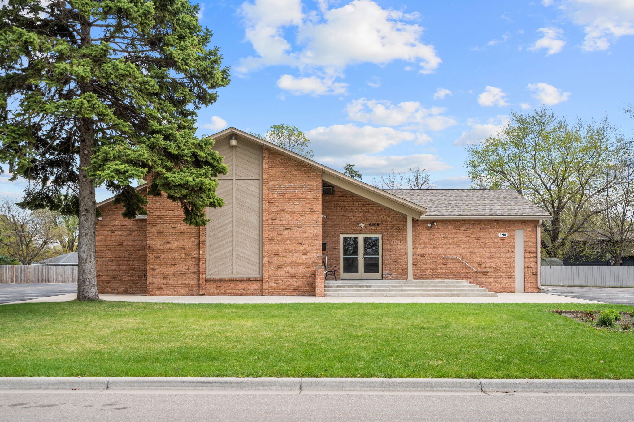 6206 Lilac Dr N, Brooklyn Center, MN à vendre Photo principale- Image 1 de 83