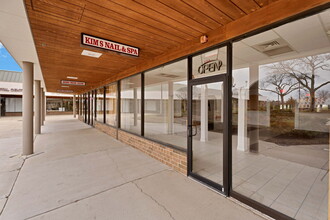 220-290 Hawthorn Rd, Vernon Hills, IL for lease Building Photo- Image 1 of 6