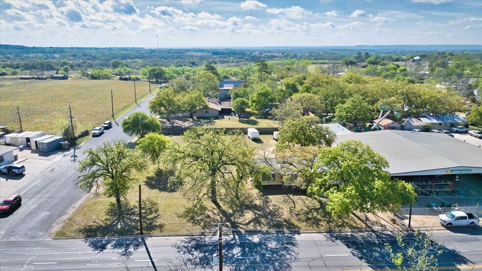 1007 N Llano St, Fredericksburg, TX à vendre - Photo du bâtiment - Image 2 de 14