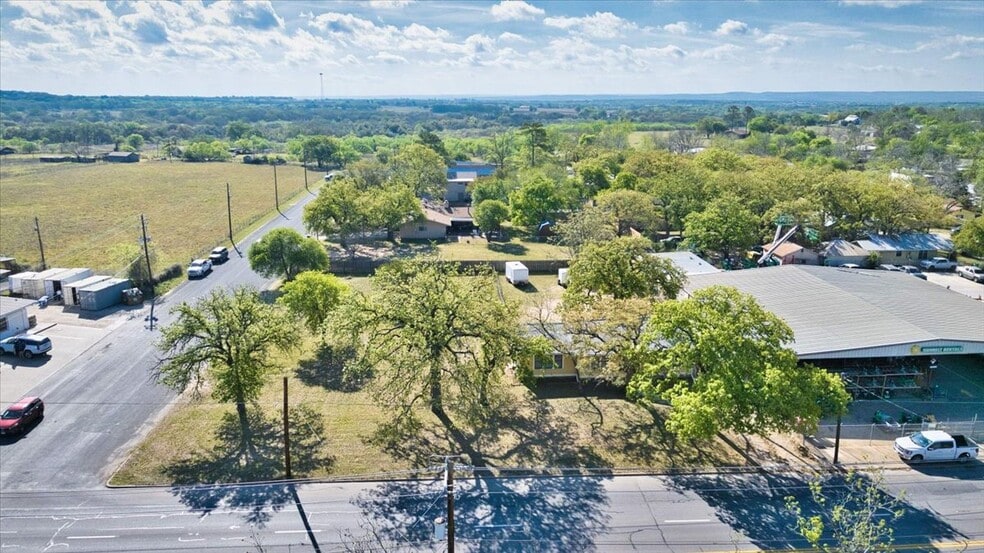 1007 N Llano St, Fredericksburg, TX à vendre - Photo du bâtiment - Image 2 de 14