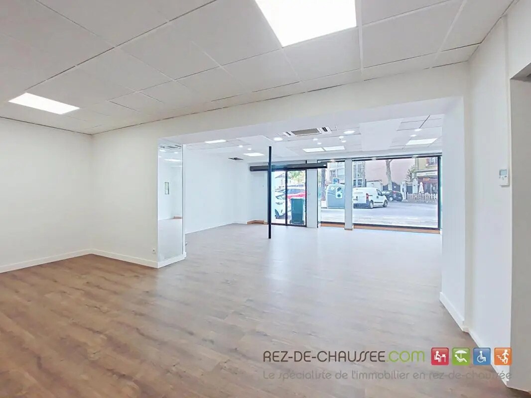 Retail in Lyon for sale Interior Photo- Image 1 of 7