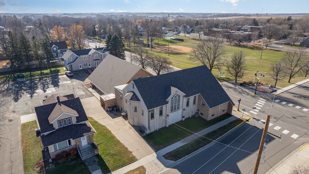 405 Broadway Ave S, Cokato, MN à vendre - Photo du bâtiment - Image 3 de 58