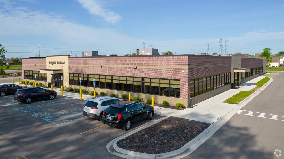13041 10 Mile Rd, Warren, MI à louer - Photo du bâtiment - Image 3 de 5