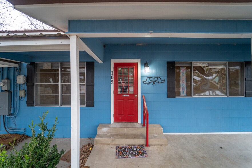 105 Ward St, Cuero, TX à vendre - Photo du bâtiment - Image 2 de 28