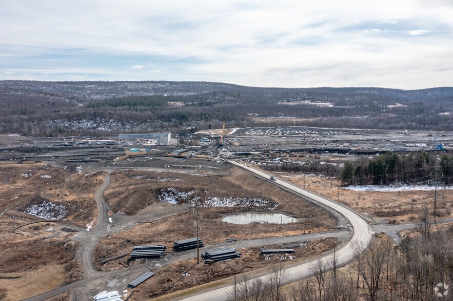 301 Dziak Dr, Nanticoke, PA à louer - Photo du bâtiment - Image 3 de 4