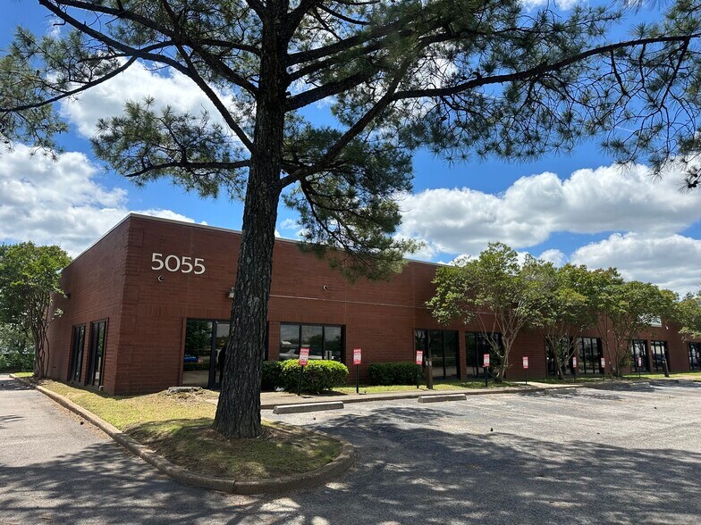 5055 Covington Way, Memphis, TN à louer - Photo du bâtiment - Image 2 de 2