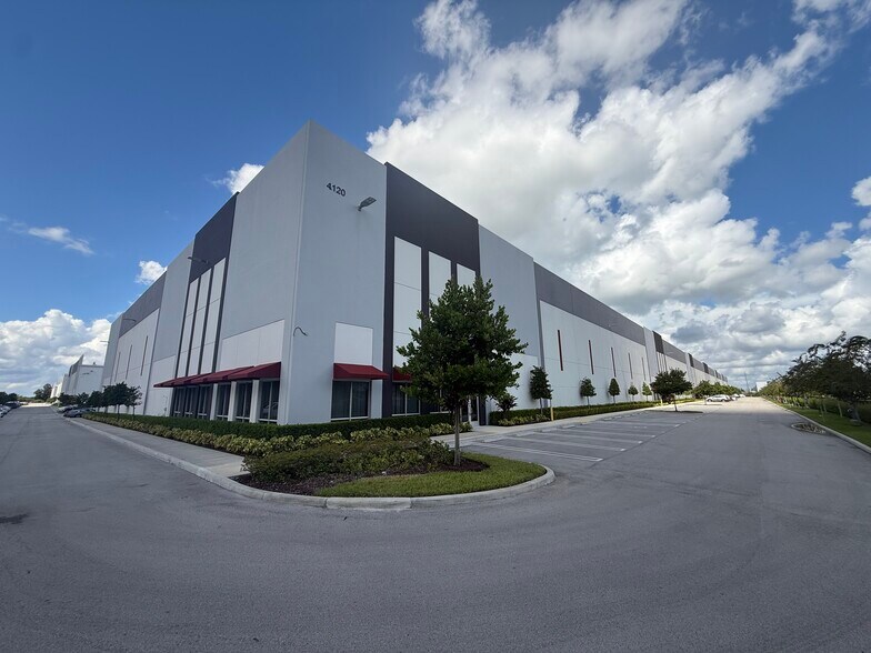 3980 W 104th St, Hialeah, FL à louer - Photo du bâtiment - Image 2 de 6