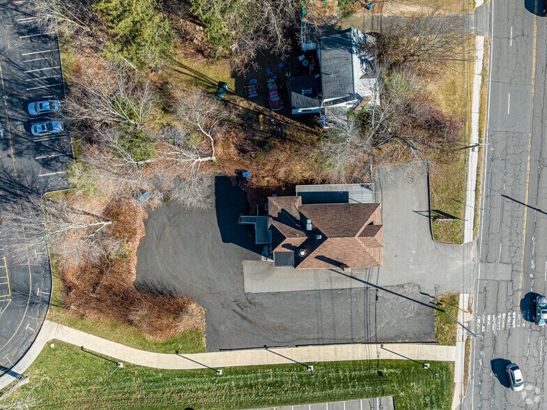 702 Chase Pky, Waterbury, CT à vendre - Aérien - Image 2 de 4