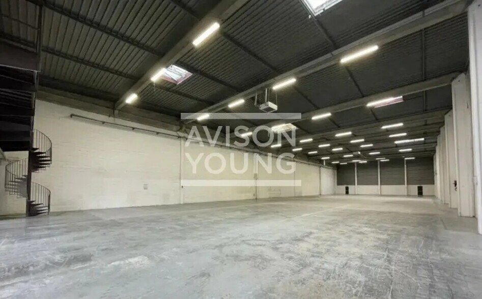 Flex in Antony for lease - Interior Photo - Image 2 of 3