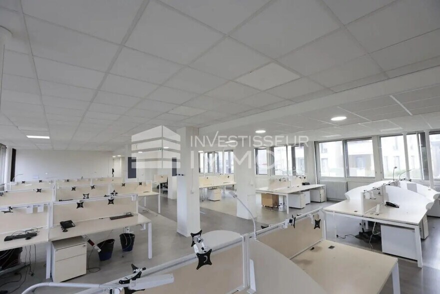 Bureau dans Boissy-Saint-Léger à louer - Photo du bâtiment - Image 2 de 14