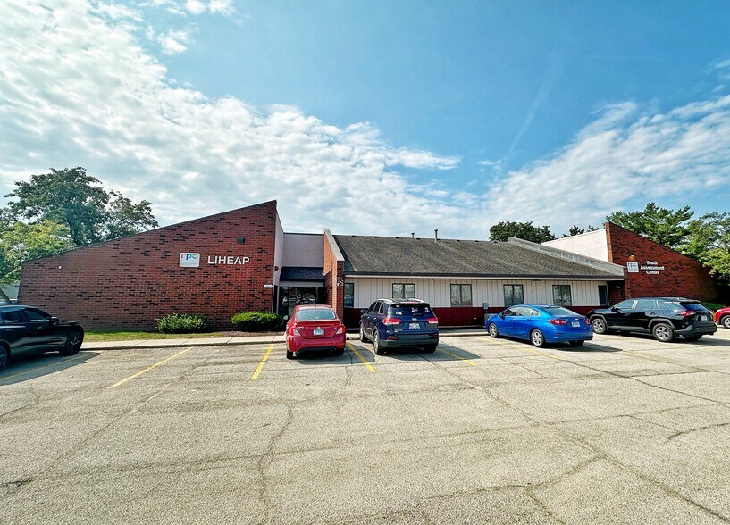 2009-2011 Round Barn Rd, Champaign, IL for lease - Building Photo - Image 1 of 1