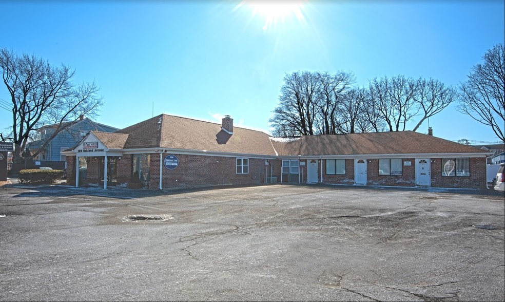 100 Oakland Ave, Port Jefferson, NY for lease - Building Photo - Image 3 of 14
