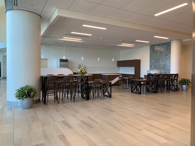 6251 E Virginia Beach Blvd, Norfolk, VA à louer - Photo intérieure - Image 2 de 5