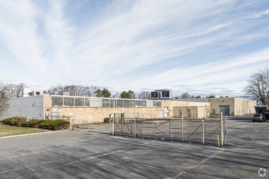 59 Spence St, Bay Shore, NY à louer - Photo du bâtiment - Image 3 de 8