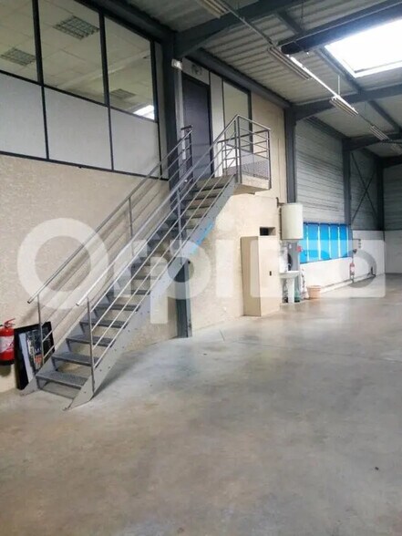 Flex in Reyrieux for lease - Interior Photo - Image 3 of 12