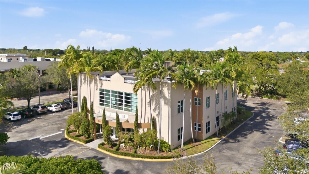 8527 Pines Blvd, Pembroke Pines, FL à vendre - Photo du bâtiment - Image 3 de 60