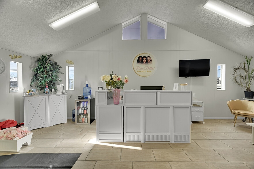 7296 Magnolia St, Commerce City, CO for sale - Interior Photo - Image 3 of 29