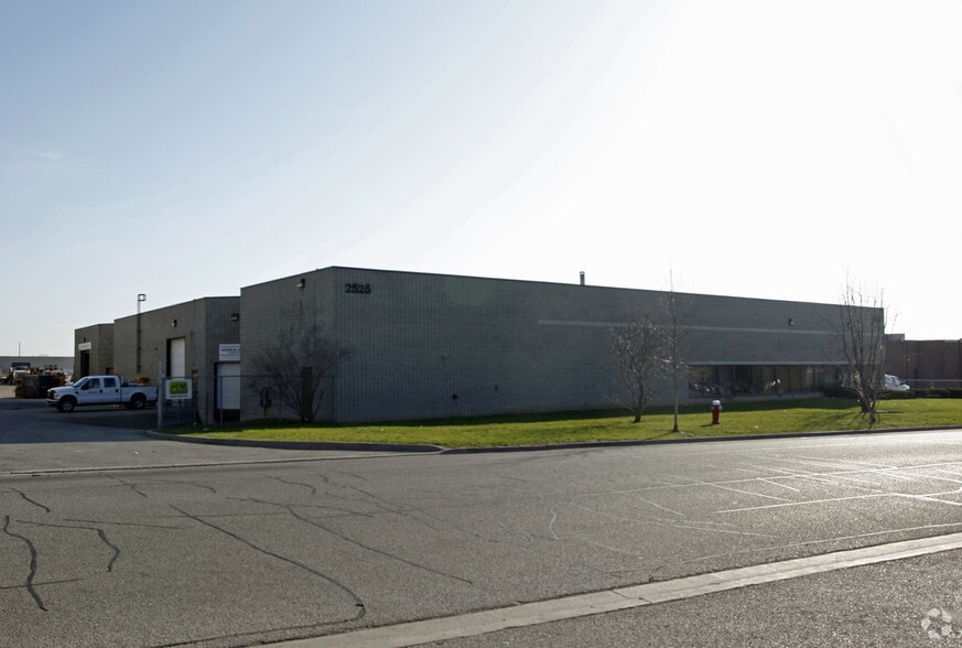 2525 Tedlo St, Mississauga, ON à louer - Photo du bâtiment - Image 2 de 7