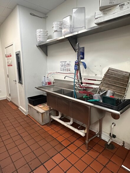 6764 W Forest Preserve Dr, Harwood Heights, IL for lease - Interior Photo - Image 3 of 10