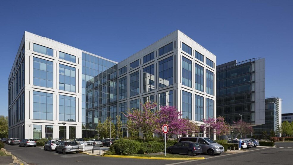 Office in Rungis for lease - Building Photo - Image 1 of 13