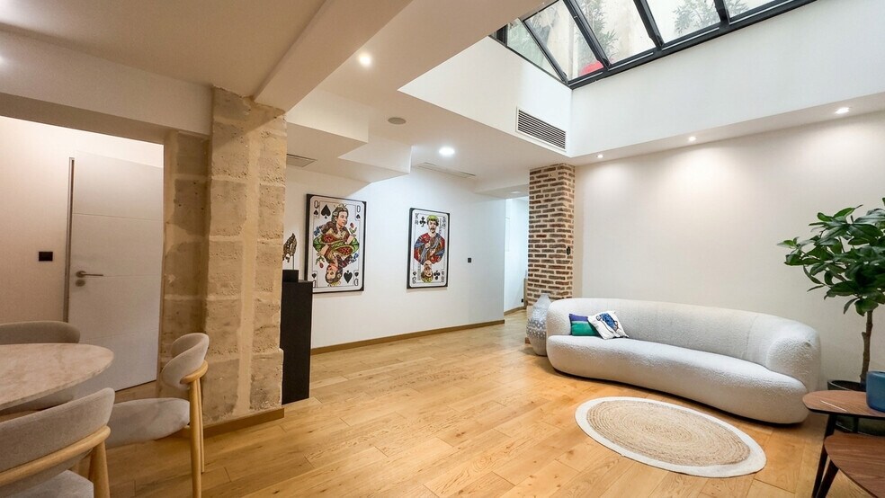 Retail in Paris for sale - Interior Photo - Image 1 of 8
