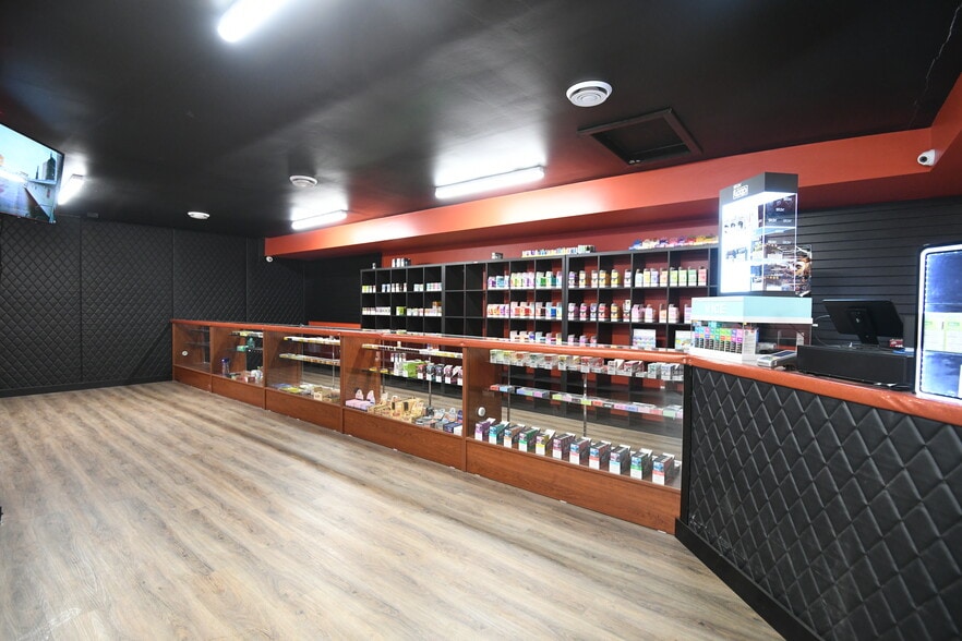 15826 Stony Plain Rd NW, Edmonton, AB for lease - Interior Photo - Image 2 of 12