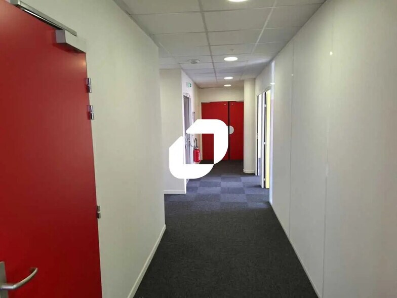 Office in Lormont for lease - Interior Photo - Image 2 of 9