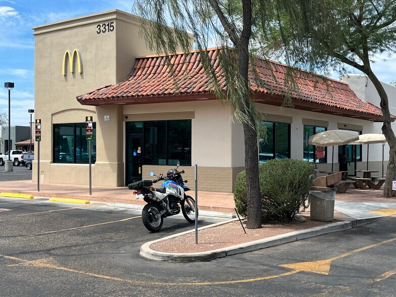 3275 N Swan Rd, Tucson, AZ à louer - Photo du bâtiment - Image 2 de 7