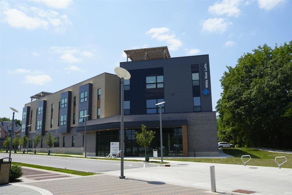 400 W Washington St, Muncie, IN à louer Photo du bâtiment- Image 1 de 10