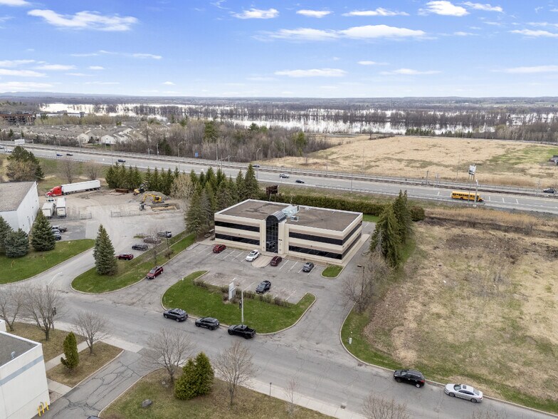 815 Taylor Creek Dr, Ottawa, ON à louer - Photo du bâtiment - Image 2 de 8